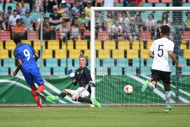 Bilder des Tages - SPORT Fussball, Junioren, Saison 2016 17, Schüler-Länderspiel in Berlin, Deutschland - Frankreich, Willem Geubbels (Nr. 9, Frankreich U16) erzielt gegen TW Luca Unbehaun (Nr. 1, Deutschland U16) das Tor zum 0:1, 30.05.17, Copyright: xMichaelxHundtx xMatthiasxKochx