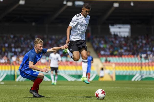 Deutschland, Berlin, 30.05.2017: Fußball, U 16-Länderspiel Deutschland - Frankreich im Friedrich-Ludwig-Jahn-Sportpark Oliver Batista Meier (Deutschland U16 7) springt nach einem Zweikampf hoch Copyright: Björn Draws U 16-Länderspiel Deutschland - Frankreich