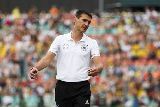 Deutschland, Berlin, 30.05.2017: Fußball, U 16-Länderspiel Deutschland - Frankreich im Friedrich-Ludwig-Jahn-Sportpark Trainer Michael Prus (Deutschland U16) ist verzweifelt Copyright: Björn Draws U 16-Länderspiel Deutschland - Frankreich