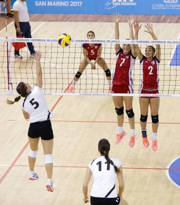 Annalena Mach (Luxemburg 7) und Carla Mulli (Luxemburg 2) blocken gegen Ramona Kaiser (Liechtenstein 5) Volleyball, Frauen, Luxemburg - Liechtenstein San Marino, GSSE 2017, JPEE 2017, Spiele der kleinen europäischen Staaten, Jeux des petits etats d Europe, Games of the small states of Europe 30.05.2017 Multieventi Domus, Serravalle 