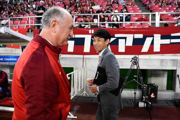 Head coach Luiz Felipe Scolari of China s Guangzhou Evergrande, left, interacts with head coach Masatada Ishii of Japan s Kashima Antlers before their second Round of 16 match during the 2017 AFC Champions League in Kashima, Japan, 30 May 2017. Kashima Antlers competes against Guangzhou Evergrande in second Round of 16 match at AFC Champions League  20170530_47853