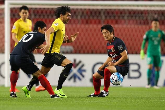 Brazilian football player Ricardo Goulart of China s Guangzhou Evergrande, center, challenges players of Japan s Kashima Antlers in their second Round of 16 match during the 2017 AFC Champions League in Kashima, Japan, 30 May 2017. Kashima Antlers competes against Guangzhou Evergrande in second Round of 16 match at AFC Champions League  20170530_60629
