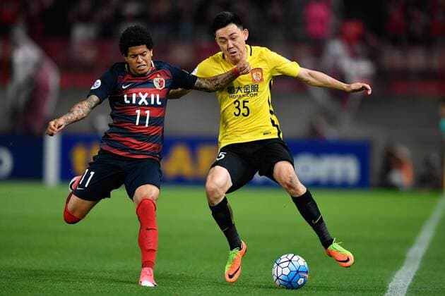 Li Xuepeng of China s Guangzhou Evergrande, right, challenges Leandro of Japan s Kashima Antlers in their second Round of 16 match during the 2017 AFC Champions League in Kashima, Japan, 30 May 2017. Kashima Antlers competes against Guangzhou Evergrande in second Round of 16 match at AFC Champions League  20170530_47895