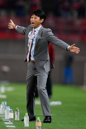 Head coach Masatada Ishii of Japan s Kashima Antlers reacts as he watches his players competing against China s Guangzhou Evergrande in their second Round of 16 match during the 2017 AFC Champions League in Kashima, Japan, 30 May 2017. Kashima Antlers competes against Guangzhou Evergrande in second Round of 16 match at AFC Champions League  20170530_80061
