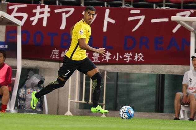 Brazilian football player Alan Carvalho of China s Guangzhou Evergrande competes against players of Japan s Kashima Antlers in their second Round of 16 match during the 2017 AFC Champions League in Kashima, Japan, 30 May 2017. Kashima Antlers competes against Guangzhou Evergrande in second Round of 16 match at AFC Champions League  20170530_29440