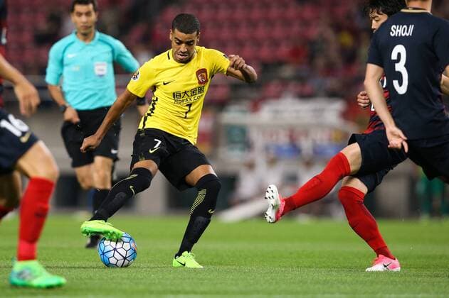 Brazilian football player Alan Carvalho of China s Guangzhou Evergrande, center, competes against players of Japan s Kashima Antlers in their second Round of 16 match during the 2017 AFC Champions League in Kashima, Japan, 30 May 2017. Kashima Antlers competes against Guangzhou Evergrande in second Round of 16 match at AFC Champions League  20170530_80081