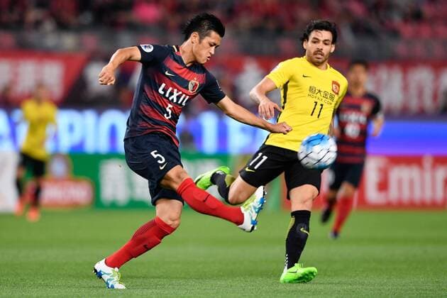Brazilian football player Ricardo Goulart of China s Guangzhou Evergrande, right, challenges Naomichi Ueda of Japan s Kashima Antlers in their second Round of 16 match during the 2017 AFC Champions League in Kashima, Japan, 30 May 2017. Kashima Antlers competes against Guangzhou Evergrande in second Round of 16 match at AFC Champions League  20170530_80062