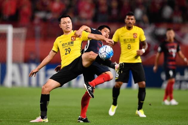 Gao Lin of China s Guangzhou Evergrande, left, challenges Mitsuo Ogasawara of Japan s Kashima Antlers in their second Round of 16 match during the 2017 AFC Champions League in Kashima, Japan, 30 May 2017. Kashima Antlers competes against Guangzhou Evergrande in second Round of 16 match at AFC Champions League  20170530_06388