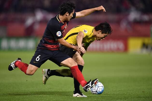 Zheng Zhi of China s Guangzhou Evergrande, right, challenges Ryota Nagaki of Japan s Kashima Antlers in their second Round of 16 match during the 2017 AFC Champions League in Kashima, Japan, 30 May 2017. Kashima Antlers competes against Guangzhou Evergrande in second Round of 16 match at AFC Champions League  20170530_29799