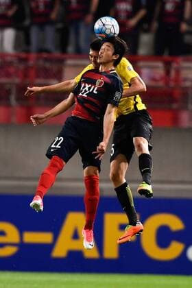 Daigo Nishi of Japan s Kashima Antlers, front, heads the ball against a player China s Guangzhou Evergrande in their second Round of 16 match during the 2017 AFC Champions League in Kashima, Japan, 30 May 2017. Kashima Antlers competes against Guangzhou Evergrande in second Round of 16 match at AFC Champions League  20170530_80108