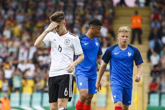 Deutschland, Berlin, 30.05.2017: Fußball, U 16-Länderspiel Deutschland - Frankreich im Friedrich-Ludwig-Jahn-Sportpark Max Brandt (Deutschland U16 6) fässt sich enttäuscht an die Stirn Copyright: Björn Draws U 16-Länderspiel Deutschland - Frankreich