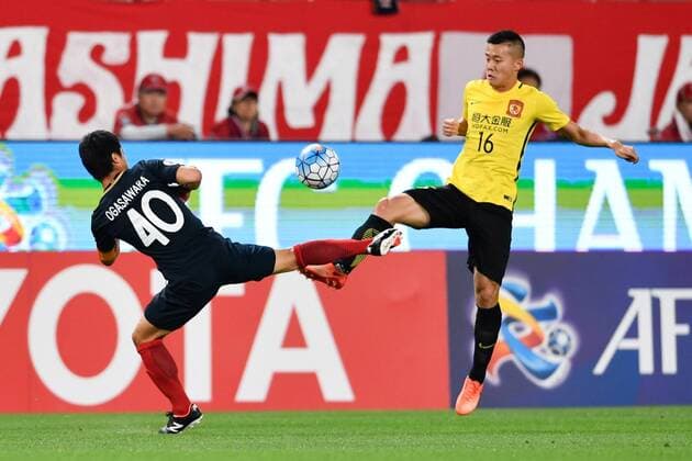 Huang Bowen of China s Guangzhou Evergrande, right, challenges Mitsuo Ogasawara of Japan s Kashima Antlers in their second Round of 16 match during the 2017 AFC Champions League in Kashima, Japan, 30 May 2017. Kashima Antlers competes against Guangzhou Evergrande in second Round of 16 match at AFC Champions League  20170530_29416
