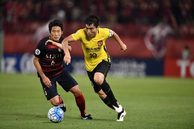 Zheng Zhi of China s Guangzhou Evergrande, right, challenges Ryota Nagaki of Japan s Kashima Antlers in their second Round of 16 match during the 2017 AFC Champions League in Kashima, Japan, 30 May 2017. Kashima Antlers competes against Guangzhou Evergrande in second Round of 16 match at AFC Champions League  20170530_48033