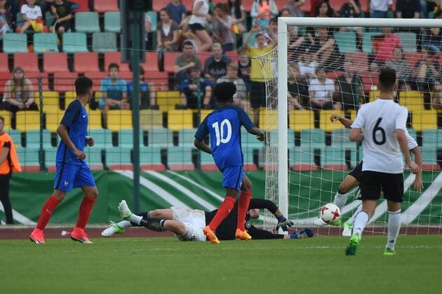 Fussball, Junioren, Saison 2016 17, Schüler-Länderspiel in Berlin, Deutschland - Frankreich, Willem Geubbels (Nr. 9, Frankreich U16) erzielt gegen TW Lino Kasten (Nr. 12, Deutschland U16) das Tor zum 2:5, 30.05.17, Copyright: xMichaelxHundtx xMatthiasxKochx