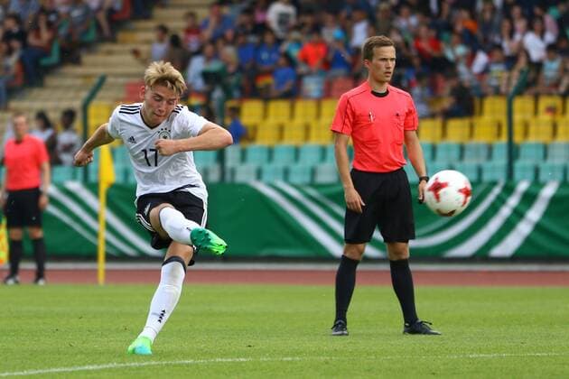 Fussball, Junioren, Saison 2016 17, Schüler-Länderspiel in Berlin, Deutschland - Frankreich, Ole Pohlmann (Nr. 17, Deutschland U16) erzielt per Freistoß das Tor zum 2:4, 30.05.17, Copyright: xMichaelxHundtx xMatthiasxKochx