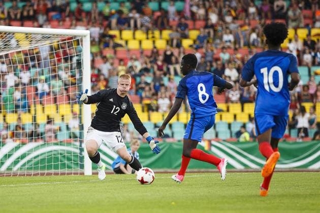 Deutschland, Berlin, 30.05.2017: Fußball, U 16-Länderspiel Deutschland - Frankreich im Friedrich-Ludwig-Jahn-Sportpark Torwart Lino Karsten (Deutschland U16 12) pariert einen Schuss von Abdoulaye Dabo (Frankreich U16 8) Copyright: Björn Draws U 16-Länderspiel Deutschland - Frankreich