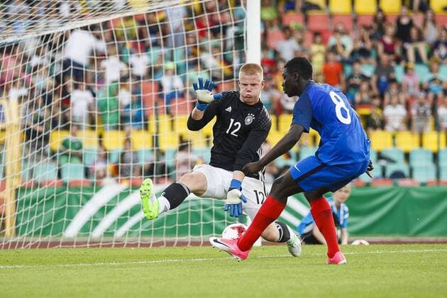 Deutschland, Berlin, 30.05.2017: Fußball, U 16-Länderspiel Deutschland - Frankreich im Friedrich-Ludwig-Jahn-Sportpark Torwart Lino Karsten (Deutschland U16 12) pariert einen Schuss von Abdoulaye Dabo (Frankreich U16 8) Copyright: Björn Draws U 16-Länderspiel Deutschland - Frankreich
