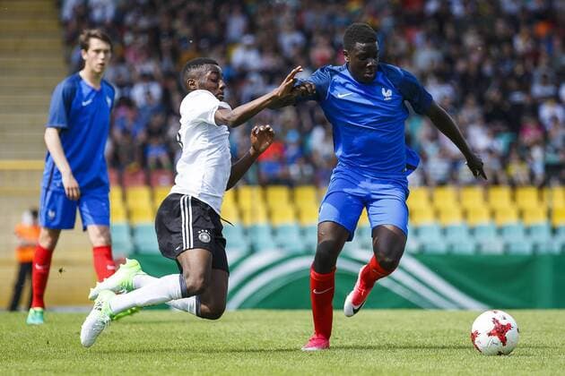 Deutschland, Berlin, 30.05.2017: Fußball, U 16-Länderspiel Deutschland - Frankreich im Friedrich-Ludwig-Jahn-Sportpark Zweikampf Matondo-Merveille Papela (Deutschland U16 8) und Abdoulaye Dabo (Frankreich U16 8) Copyright: Björn Draws U 16-Länderspiel Deutschland - Frankreich