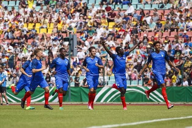 Deutschland, Berlin, 30.05.2017: Fußball, U 16-Länderspiel Deutschland - Frankreich im Friedrich-Ludwig-Jahn-Sportpark Jubel bei Frankreich Willem Geubbels (Frankreich U16 9, l.), Abdoulaye Dabo (Frankreich U16 8, 2.v.l.) Copyright: Björn Draws U 16-Länderspiel Deutschland - Frankreich