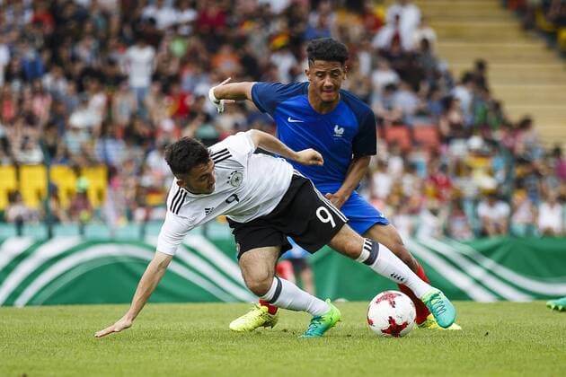 Deutschland, Berlin, 30.05.2017: Fußball, U 16-Länderspiel Deutschland - Frankreich im Friedrich-Ludwig-Jahn-Sportpark Zweikampf Erkan Eyibil (Deutschland U16 9, am Boden) und William Saliba (Frankreich U16 4) Copyright: Björn Draws U 16-Länderspiel Deutschland - Frankreich