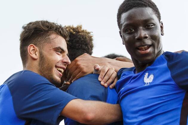 Deutschland, Berlin, 30.05.2017: Fußball, U 16-Länderspiel Deutschland - Frankreich im Friedrich-Ludwig-Jahn-Sportpark Jubel bei Frankreich Mathieu Goncalves (Frankreich U16 3) umarmt Willem Geubbels (Frankreich U16 9), Abdoulaye Dabo (Frankreich U16 8) schaut in die Kamera Copyright: Björn Draws U 16-Länderspiel Deutschland - Frankreich