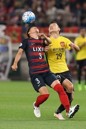 Gao Lin of China s Guangzhou Evergrande, right, challenges Gen Shoji of Japan s Kashima Antlers in their second Round of 16 match during the 2017 AFC Champions League in Kashima, Japan, 30 May 2017. Kashima Antlers competes against Guangzhou Evergrande in second Round of 16 match at AFC Champions League  20170530_80342