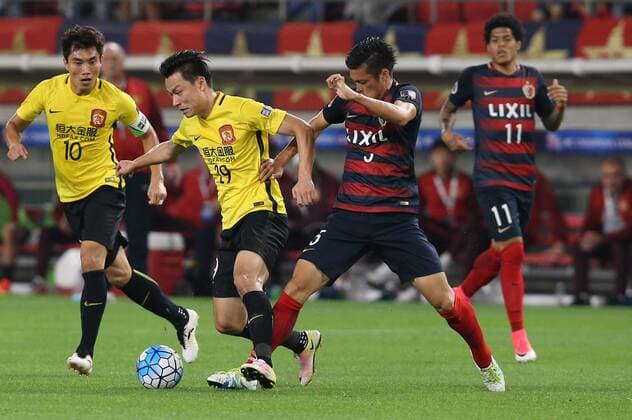 Gao Lin of China s Guangzhou Evergrande, second left, challenges Naomichi Uedai of Japan s Kashima Antlers in their second Round of 16 match during the 2017 AFC Champions League in Kashima, Japan, 30 May 2017. Kashima Antlers competes against Guangzhou Evergrande in second Round of 16 match at AFC Champions League  20170530_06693