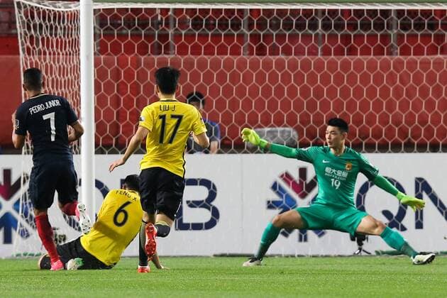 Brazilian football player Pedro Junior of Japan s Kashima Antlers, left, scores a goal against China s Guangzhou Evergrande in their second Round of 16 match during the 2017 AFC Champions League in Kashima, Japan, 30 May 2017. Kashima Antlers competes against Guangzhou Evergrande in second Round of 16 match at AFC Champions League  20170530_29840