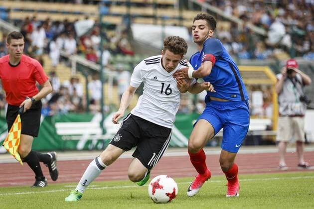 Deutschland, Berlin, 30.05.2017: Fußball, U 16-Länderspiel Deutschland - Frankreich im Friedrich-Ludwig-Jahn-Sportpark Zwiekampf Keanu Schneider (Deutschland U16 16) und Mathieu Goncalves (Frankreich U16 3) Copyright: Björn Draws U 16-Länderspiel Deutschland - Frankreich