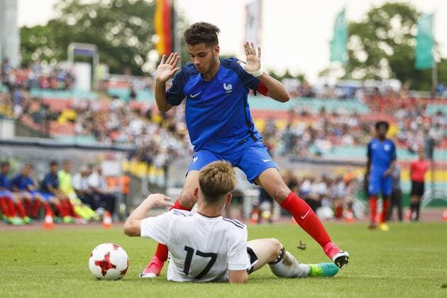 Deutschland, Berlin, 30.05.2017: Fußball, U 16-Länderspiel Deutschland - Frankreich im Friedrich-Ludwig-Jahn-Sportpark Mathieu Goncalves (Frankreich U16 3) hebt unschuldig die Hände, Ole Pohlmann (Deutschland U16 17) am Boden Copyright: Björn Draws U 16-Länderspiel Deutschland - Frankreich