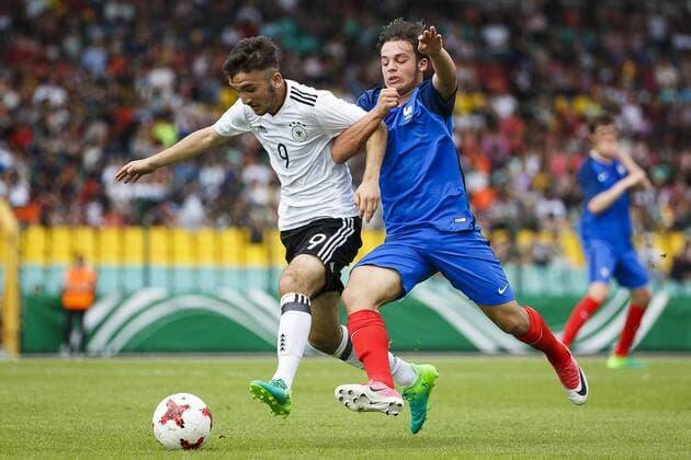 Deutschland, Berlin, 30.05.2017: Fußball, U 16-Länderspiel Deutschland - Frankreich im Friedrich-Ludwig-Jahn-Sportpark Erkan Eyibil (Deutschland U16 9) im Zweikampf mit Billel Hassaini (Frankreich U16 11) Copyright: Björn Draws U 16-Länderspiel Deutschland - Frankreich