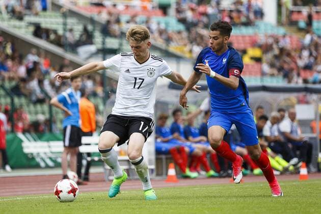 Deutschland, Berlin, 30.05.2017: Fußball, U 16-Länderspiel Deutschland - Frankreich im Friedrich-Ludwig-Jahn-Sportpark Mathieu Goncalves (Frankreich U16 3) im Zeikampf mit Ole Pohlmann (Deutschland U16 17) Copyright: Björn Draws U 16-Länderspiel Deutschland - Frankreich
