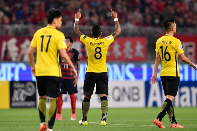 Brazilian football player Paulinho of China s Guangzhou Evergrande, center, celebrates with his teammates after scoring a goal against Japan s Kashima Antlers before their second Round of 16 match during the 2017 AFC Champions League in Kashima, Japan, 30 May 2017. Kashima Antlers defeats Guangzhou Evergrande in second Round of 16 match at AFC Champions League  20170530_30022