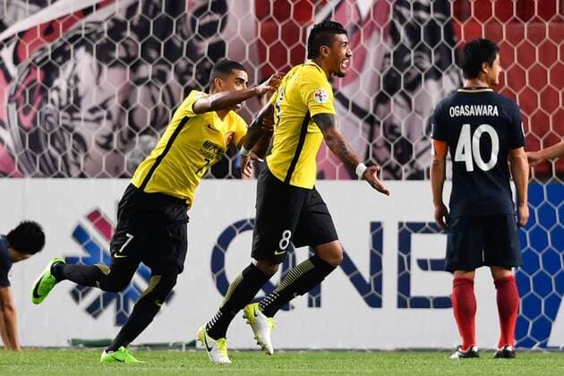 Brazilian football player Paulinho of China s Guangzhou Evergrande, center, celebrates with his teammate Alan Carvalho after scoring a goal against Japan s Kashima Antlers before their second Round of 16 match during the 2017 AFC Champions League in Kashima, Japan, 30 May 2017. Kashima Antlers defeats Guangzhou Evergrande in second Round of 16 match at AFC Champions League  20170530_30065