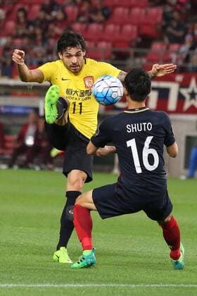 Brazilian football player Ricardo Goulart of China s Guangzhou Evergrande, left, challenges Shuto Yamamoto of Japan s Kashima Antlers before their second Round of 16 match during the 2017 AFC Champions League in Kashima, Japan, 30 May 2017. Kashima Antlers defeated Guangzhou Evergrande 2-1 in their second Round of 16 match during the 2017 AFC Champions League in Kashima, Japan, 30 May 2017. Kashima Antlers defeats Guangzhou Evergrande in second Round of 16 match at AFC Champions League  20170530_61069