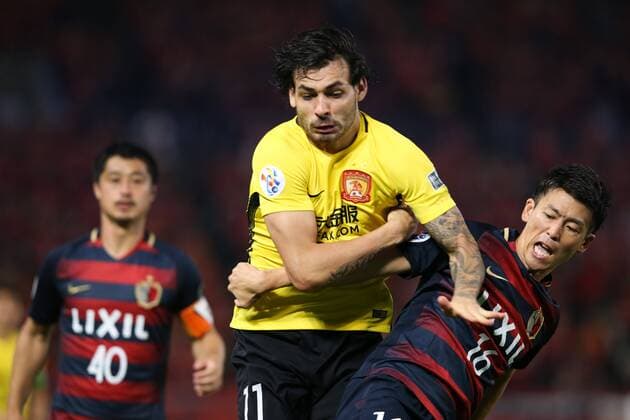 Brazilian football player Ricardo Goulart of China s Guangzhou Evergrande, left, challenges Shuto Yamamoto of Japan s Kashima Antlers before their second Round of 16 match during the 2017 AFC Champions League in Kashima, Japan, 30 May 2017. Kashima Antlers defeated Guangzhou Evergrande 2-1 in their second Round of 16 match during the 2017 AFC Champions League in Kashima, Japan, 30 May 2017. Kashima Antlers defeats Guangzhou Evergrande in second Round of 16 match at AFC Champions League  20170530_80749