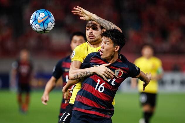 KASHIMA, CHINA - MAY 30: Ricardo Goulart 11 of Guangzhou Evergrande and Shuto Yamamoto 16 of Kashima Antlers vie for the ball during the AFC Champions League Round of 16 match between Kashima Antlers and Guangzhou Evergrande FC at Kashima Stadium on May 30, 2017 in Kashima, Japan.  Copyright: xVCGx CFP111104343286 