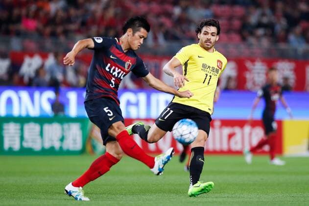 KASHIMA, CHINA - MAY 30: Ricardo Goulart 11 of Guangzhou Evergrande and Naomichi Ueda 5 of Kashima Antlers vie for the ball during the AFC Champions League Round of 16 match between Kashima Antlers and Guangzhou Evergrande FC at Kashima Stadium on May 30, 2017 in Kashima, Japan.  Copyright: xVCGx CFP111104335147 