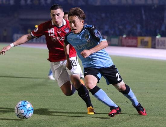 May 30, 2017, Kawasaki, Japan - Japan s Kawasaki Frontale Kyohei Noborizato (R) fights the ball against Thailand s Muangthong United Tristan Do during the AFC Champions League round 16 match at the Todoroki stadium in Kawasaki, suburban Tokyo on Tuesday, May 30, 2017. Kawasaki defeated Muangthong 4-1. Noxthirdxpartyxsales  (lwxa010906)