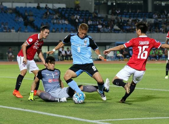 May 30, 2017, Kawasaki, Japan - Japan s Kawasaki Frontale Takayuki Morimoto (C) fights the ball against Thailand s Muangthong United players during the AFC Champions League round 16 match at the Todoroki stadium in Kawasaki, suburban Tokyo on Tuesday, May 30, 2017. Kawasaki defeated Muangthong 4-1. Noxthirdxpartyxsales  (lwxa010908)