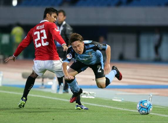 May 30, 2017, Kawasaki, Japan - Japan s Kawasaki Frontale Kyohei Noborizato (R) leaps in the air as he was hit by Thailand s Muangthong United Mongkol Thosakrai during the AFC Champions League round 16 match at the Todoroki stadium in Kawasaki, suburban Tokyo on Tuesday, May 30, 2017. Kawasaki led Muangthong 3-0 aftder the first half. Noxthirdxpartyxsales  (lwxa010912)