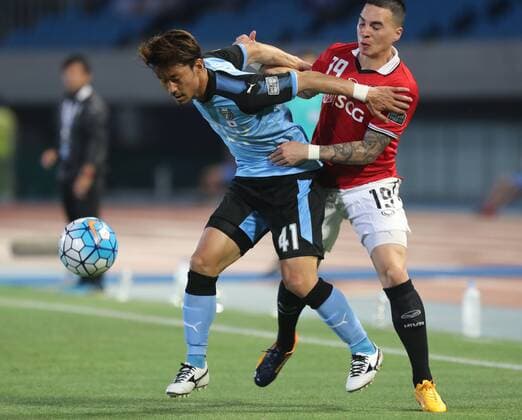 May 30, 2017, Kawasaki, Japan - Japan s Kawasaki Frontale Akihiro Ienaga (L) fights the ball against Thailand s Muangthong United Tristan Do during the AFC Champions League round 16 match at the Todoroki stadium in Kawasaki, suburban Tokyo on Tuesday, May 30, 2017. Kawasaki defeated Muangthong 4-1. Noxthirdxpartyxsales  (lwxa010915)