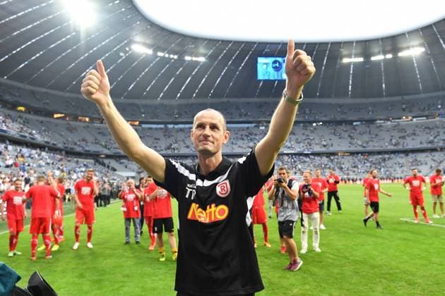 Heiko HERRLICH (trainer R),Aufstieg,Jubel,Freude,Begeisterung, Fussball 2. Bundesliga TSV 1860 Muenchen-SSV Jahn Regensburg 0-2, RELEGATIION,Liga2,Saison 2016 17 am 30.05.2017. A L L I A N Z A R E N A,