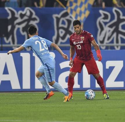 NANJING, CHINA - MAY 31: Hulk 10 of Shanghai SIPG and Yang Xiaotian 28 of Jiangsu Suning compete for the ball during 2017 AFC Champions League Round of 16 between Jiangsu Suning and Shanghai SIPG at Nanjing Olympic Sports Centre on May 31, 2017 in Nanjing, Jiangsu Province of China.  Copyright: xVCGx CFP111104709232 