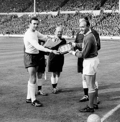 England - Weltauswahl 2:1 am 23.10.1963 in London: Jimmy Armfield und Alfredo Di Stefano (rechts) bei Platzwahl HM
