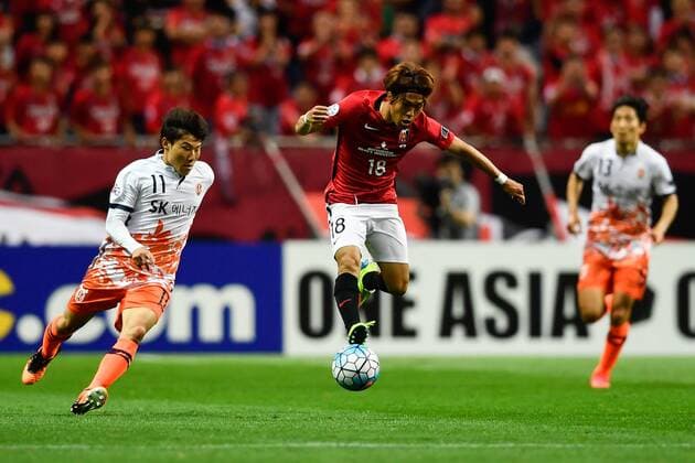 Yoshiaki Komai of Japan s Urawa Red Diamonds, right, challenges Hwang Il-su of South Korea s Jeju United in their second Round of 16 match during the AFC Champions League 2017 in Urawa, Saitama, Japan, 31 May 2017. Urawa Red Diamonds defeated Jeju United 3-0 in their second Round of 16 match during the 2017 AFC Champions League in Saitama, Japan, 31 May 2017. Urawa Red Diamonds beats Jeju United in second Round of 16 match at AFC Champions League  20170531_07899