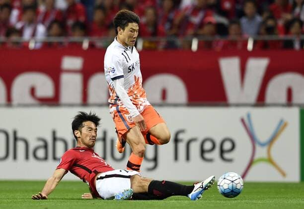 A player of Japan s Urawa Red Diamonds slide-tackles a player of South Korea s Jeju United in their second Round of 16 match during the AFC Champions League 2017 in Urawa, Saitama, Japan, 31 May 2017. Urawa Red Diamonds defeated Jeju United 3-0 in their second Round of 16 match during the 2017 AFC Champions League in Saitama, Japan, 31 May 2017. Urawa Red Diamonds beats Jeju United in second Round of 16 match at AFC Champions League  20170531_08709