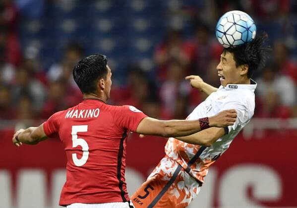 Tomoaki Makino of Japan s Urawa Red Diamonds, left, challenges Kweon Han-jin of South Korea s Jeju United in their second Round of 16 match during the AFC Champions League 2017 in Urawa, Saitama, Japan, 31 May 2017. Urawa Red Diamonds defeated Jeju United 3-0 in their second Round of 16 match during the 2017 AFC Champions League in Saitama, Japan, 31 May 2017. Urawa Red Diamonds beats Jeju United in second Round of 16 match at AFC Champions League  20170531_62346