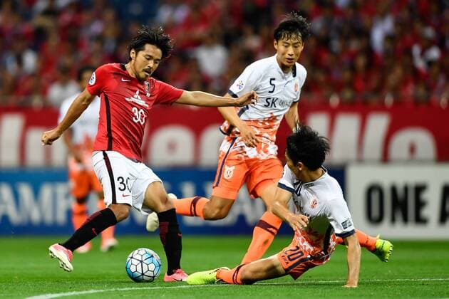 Shinzo Koroki of Japan s Urawa Red Diamonds, left, challenges Cho Yong-hyung of South Korea s Jeju United in their second Round of 16 match during the AFC Champions League 2017 in Urawa, Saitama, Japan, 31 May 2017. Urawa Red Diamonds defeated Jeju United 3-0 in their second Round of 16 match during the 2017 AFC Champions League in Saitama, Japan, 31 May 2017. Urawa Red Diamonds beats Jeju United in second Round of 16 match at AFC Champions League  20170531_81155