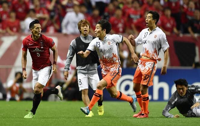 Tomoaki Makino of Japan s Urawa Red Diamonds, left, challenges Chung Woon of South Korea s Jeju United, center, in their second Round of 16 match during the AFC Champions League 2017 in Urawa, Saitama, Japan, 31 May 2017. Urawa Red Diamonds defeated Jeju United 3-0 in their second Round of 16 match during the 2017 AFC Champions League in Saitama, Japan, 31 May 2017. Urawa Red Diamonds beats Jeju United in second Round of 16 match at AFC Champions League  20170531_81728